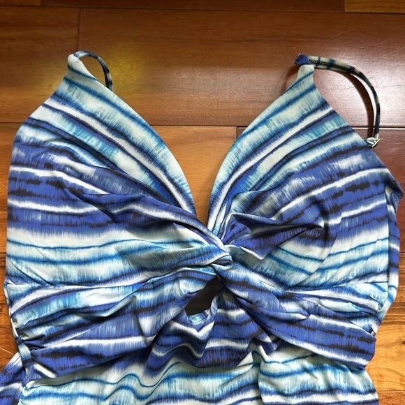 La Blanca Serene Twist Keyhole Tummy Control Swimsuit - Picture 5 of 8